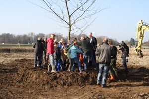 Wethouder Hans la Rose helpt de tamme kastanjeboom te planten
