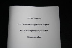 Adviesgroep azc Voorsterallee overhandigt adviesrapport aan Gemeente en COA