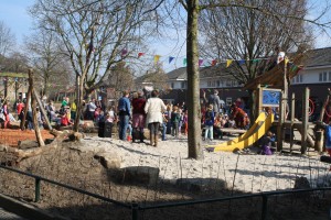 Drukbezochte opening speeltuin Praebsterkamp (+filmpje)