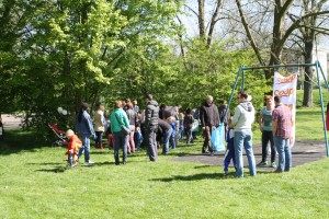 Jong en oud vermaken zich met eieren zoeken in speeltuin Schimmelpennincklaan (+foto’s +film)